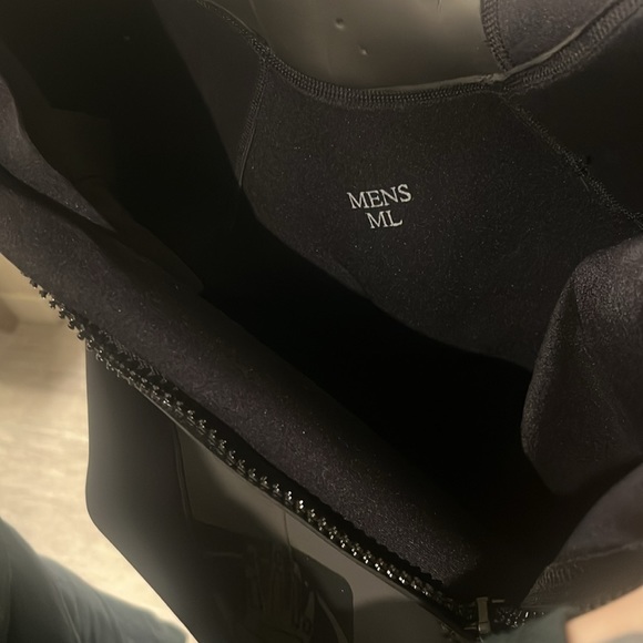 Black wetsuit - Picture 3 of 4